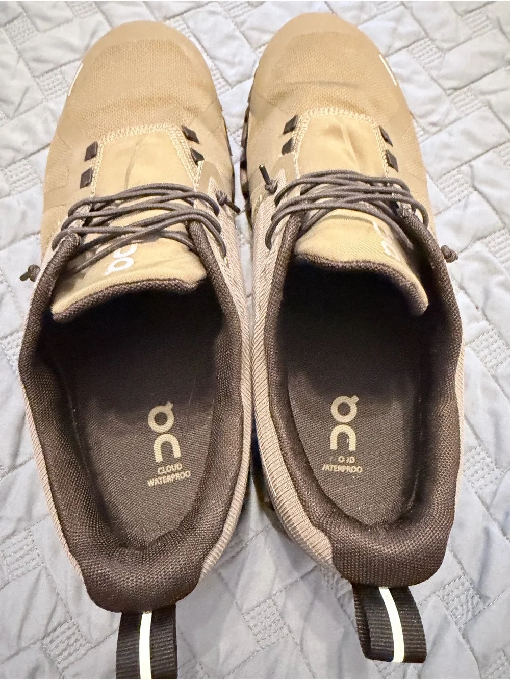 On Cloud Waterproof Sneakers Womens Size 9, like new